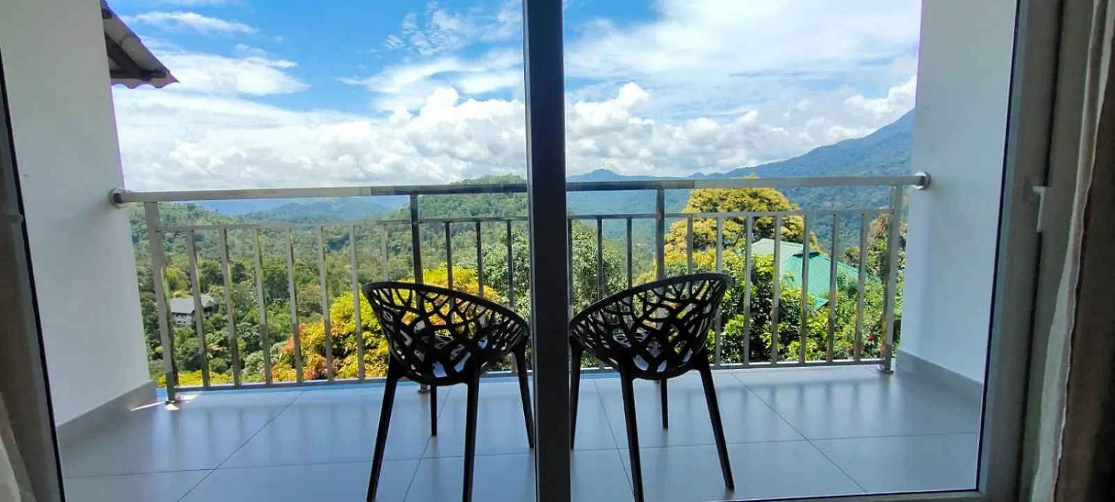 The Lake View Munnar Hotel