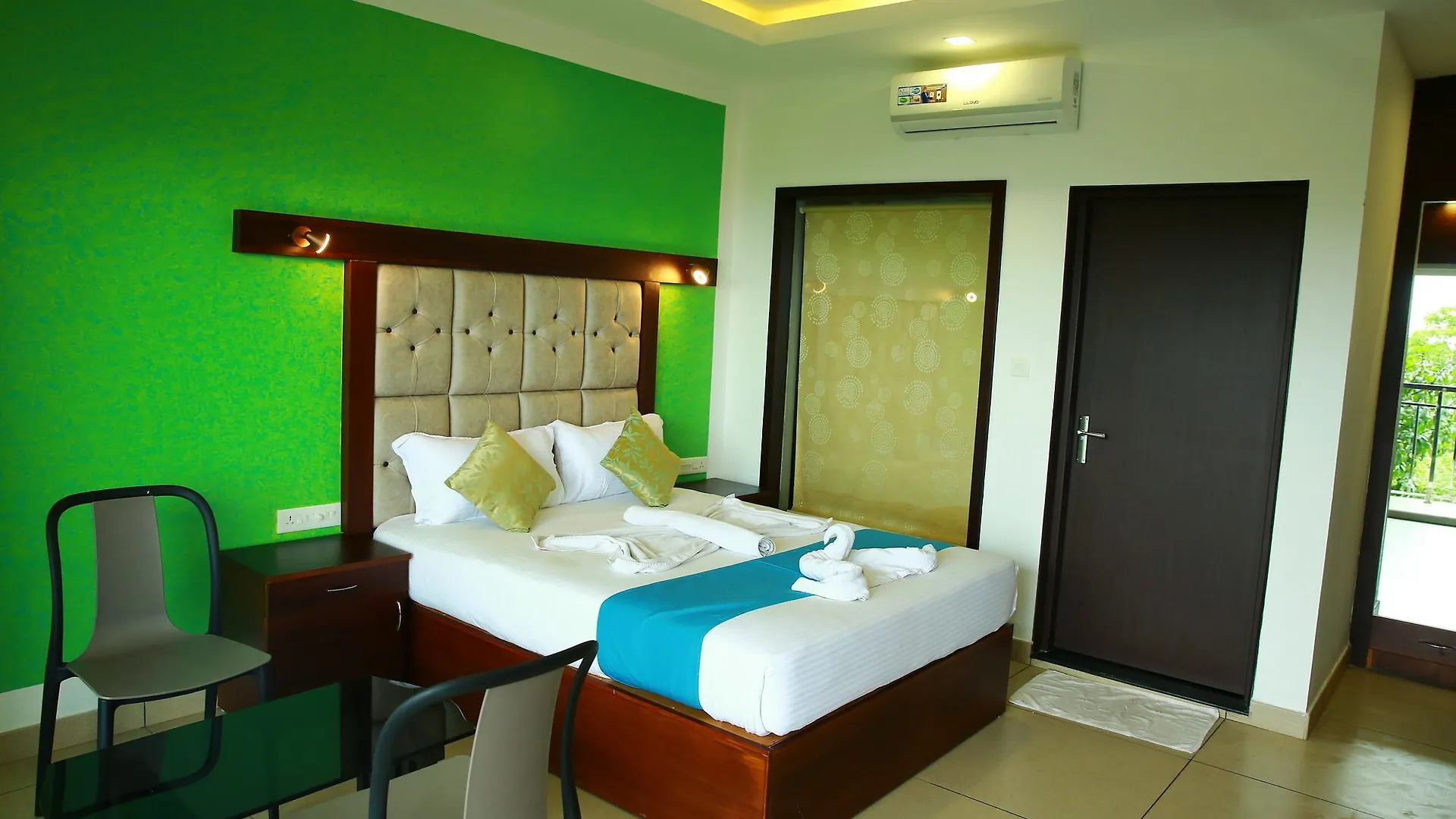 The Lake View Munnar Hotel